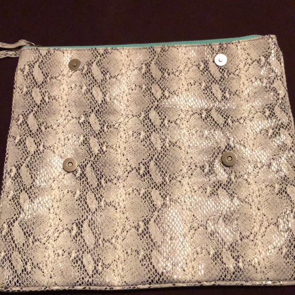 Clutch - Picture 2 of 4